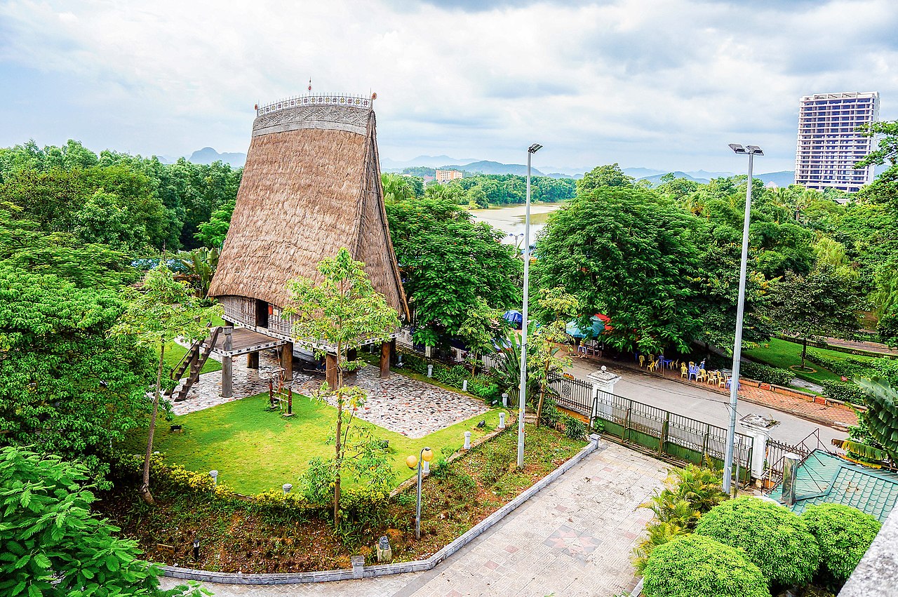Nhà rông trong khuôn viên bảo tàng VHCDT Việt Nam