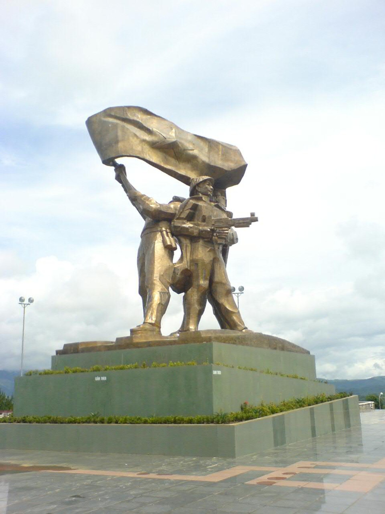 Dien Bien Phu, statue.jpg
